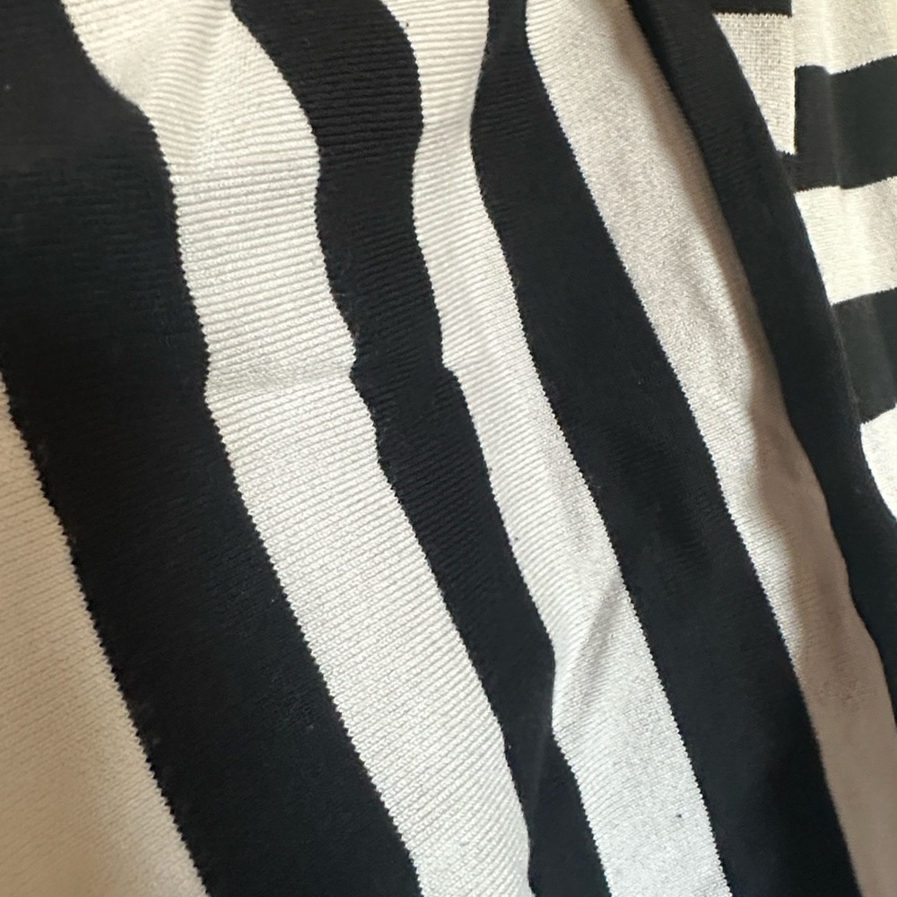 Tommy Bahama Black and White Striped Long Sleeve Top GUC - Picture 3 of 4